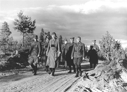 Mannerheim, Talvela, Lagus ja Airo
juuri vallatussa It-Karjalassa syksyll 1941.
SA-kuva.